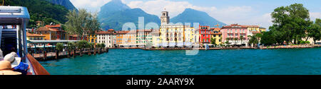 Riva del Garda est l'une des charmantes petites villes sur ce lac du nord de l'Italie.Le Lac de Garde est une populaire destination touristique européenne près de les Dolomites Banque D'Images