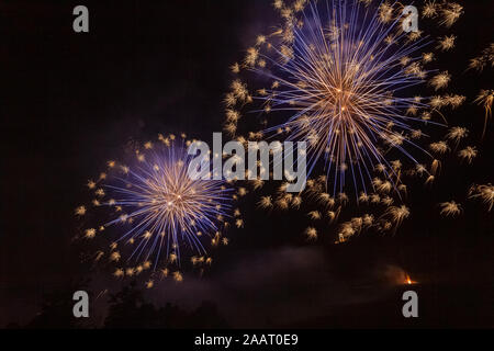 Merveilleux effets de couleur multi - allumage des feux d'artifice le ciel Banque D'Images