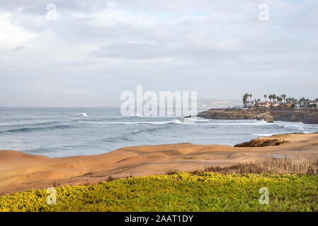 Vue côtière de Sunset Cliffs Parc Naturel sur un matin de novembre. San Diego, Californie, USA. Banque D'Images