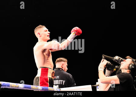 Liverpool, Royaume-Uni. 22Th Nov, 2019. Craig Evans célèbre après avoir remporté l'éliminateur final pour la Lightweight Championship pendant sous carte combat de Callum Smith c. John Ryder à M&S Bank Arena le samedi, Novembre 23, 2019 à Liverpool Royaume-uni. Credit : Taka G Wu/Alamy Live News Banque D'Images