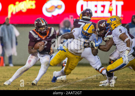 Blacksburg, Virginie, USA. 23 Nov, 2019. Virginia Tech Hokies quarterback Hendon Hooker (2) est forcé à les coder en NCAA football l'action entre les Panthers et les Pitt Virginia Tech Hokies au stade Lane à Blacksburg, en Virginie. Jonathan Huff/CSM/Alamy Live News Banque D'Images