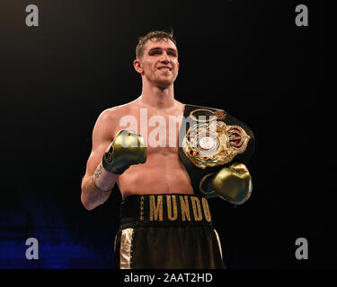 Liverpool, Royaume-Uni. 24 Nov, 2019. Callum Smith pose des photos au cours de Callum Smith c. John Ryder à M&S Bank Arena le dimanche, Novembre 24, 2019 à Liverpool Royaume-uni. Credit : Taka G Wu/Alamy Live News Banque D'Images