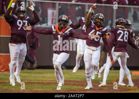 Blacksburg, Virginie, USA. 23 Nov, 2019. La Virginia Tech Hokies célèbre un touchdown défensif défensif NCAA football pendant l'action entre les Panthers et les Pitt Virginia Tech Hokies au stade Lane à Blacksburg, en Virginie. Jonathan Huff/CSM/Alamy Live News Banque D'Images