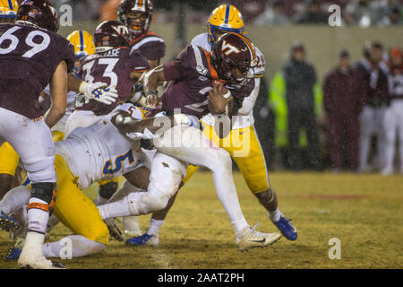 Blacksburg, Virginie, USA. 23 Nov, 2019. Virginia Tech Hokies quarterback Hendon Hooker (2) est forcé à les coder en NCAA football l'action entre les Panthers et les Pitt Virginia Tech Hokies au stade Lane à Blacksburg, en Virginie. Jonathan Huff/CSM/Alamy Live News Banque D'Images