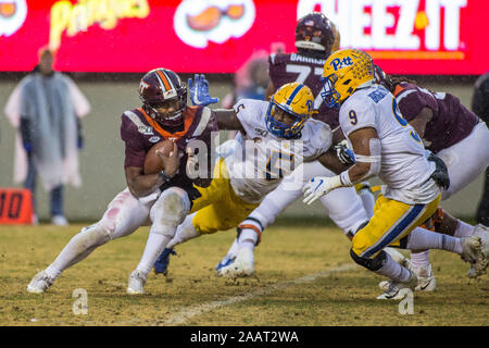 Blacksburg, Virginie, USA. 23 Nov, 2019. Virginia Tech Hokies quarterback Hendon Hooker (2) est forcé à les coder en NCAA football l'action entre les Panthers et les Pitt Virginia Tech Hokies au stade Lane à Blacksburg, en Virginie. Jonathan Huff/CSM/Alamy Live News Banque D'Images