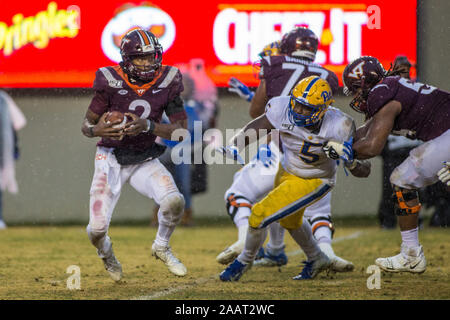 Blacksburg, Virginie, USA. 23 Nov, 2019. Virginia Tech Hokies quarterback Hendon Hooker (2) est forcé à les coder en NCAA football l'action entre les Panthers et les Pitt Virginia Tech Hokies au stade Lane à Blacksburg, en Virginie. Jonathan Huff/CSM/Alamy Live News Banque D'Images