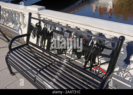 Bancs de Cenotaph Bridgefoot Warrington - Lest We Forget - River Mersey Crossing, Cheshire, Angleterre du Nord-Ouest, Royaume-Uni Banque D'Images