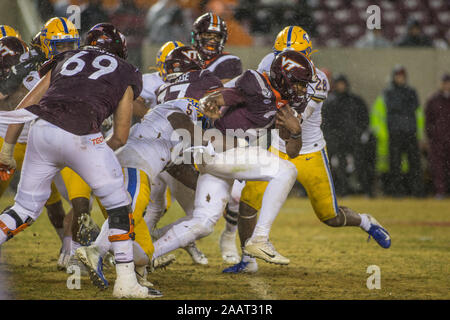 Blacksburg, Virginie, USA. 23 Nov, 2019. Virginia Tech Hokies quarterback Hendon Hooker (2) est forcé à les coder en NCAA football l'action entre les Panthers et les Pitt Virginia Tech Hokies au stade Lane à Blacksburg, en Virginie. Jonathan Huff/CSM/Alamy Live News Banque D'Images