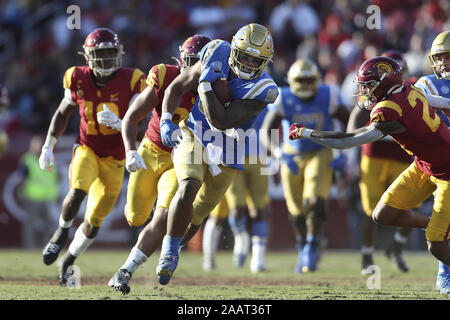 Los Angeles, CA, USA. 23 Nov, 2019. 23 novembre 2019 : UCLA Bruins tight end Devin Asiasi (86) breaks gratuit pour un long touchdown catch et s'exécuter pendant le match entre les Bruins de UCLA et de l'USC Trojans au Los Angeles Memorial Coliseum de Los Angeles, CA. Crédit : Peter Renner and Co/ZUMA/Alamy Fil Live News Banque D'Images