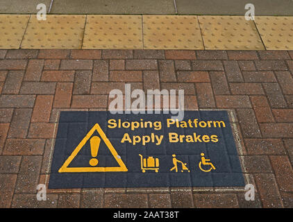 Signer la plate-forme en pente Freiner signer,assurance, landaus, mobilité sur la plate-forme, Warrington Bank Quay Station, WA1 1LW Banque D'Images