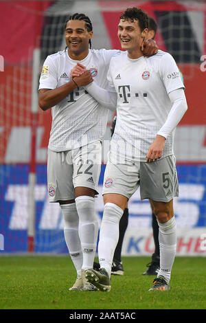 Dusseldorf, Allemagne. 23 Nov, 2019. Serge Gnabry (L) du Bayern Munich célèbre avec son coéquipier Benjamin Pavard lors d'un match de Bundesliga allemande entre FC Bayern Munich et Fortuna Düsseldorf à Düsseldorf, Allemagne, le 23 novembre 2019. Credit : Ulrich Hufnagel/Xinhua/Alamy Live News Banque D'Images