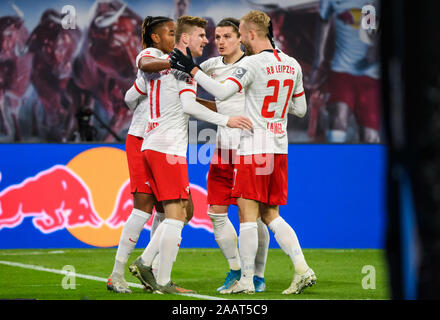 Leipzig, Allemagne. 23 Nov, 2019. Timo Werner (2L) de Leipzig rend hommage à son pointage avec ses coéquipiers lors d'un match de Bundesliga allemande entre Leipzig et 1.FC Koeln à Leipzig, Allemagne, le 23 novembre 2019. Crédit : Kevin Voigt/Xinhua/Alamy Live News Banque D'Images