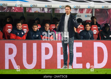 Leipzig, Allemagne. 23 Nov, 2019. L'entraîneur-chef de Leipzig Julian Nagelsmann (avant) réagit au cours d'un match de Bundesliga allemande entre Leipzig et 1.FC Koeln à Leipzig, Allemagne, le 23 novembre 2019. Crédit : Kevin Voigt/Xinhua/Alamy Live News Banque D'Images