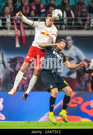 Leipzig, Allemagne. 23 Nov, 2019. Stefan Ilsanker (top) de Leipzig convoite la récolte avec Simon Terodde de Koeln lors d'un match de Bundesliga allemande entre Leipzig et 1.FC Koeln à Leipzig, Allemagne, le 23 novembre 2019. Crédit : Kevin Voigt/Xinhua/Alamy Live News Banque D'Images