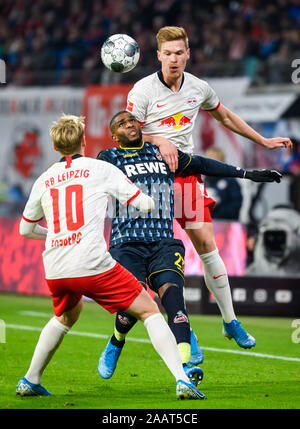 Leipzig, Allemagne. 23 Nov, 2019. Anthony modeste (en bas, R) de Koeln rivalise avec Marcel Halstenberg (top) de Leipzig au cours d'un match de Bundesliga allemande entre Leipzig et 1.FC Koeln à Leipzig, Allemagne, le 23 novembre 2019. Crédit : Kevin Voigt/Xinhua/Alamy Live News Banque D'Images