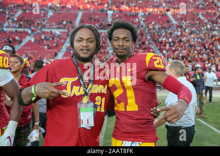 Ex-USC Trojans LenDale White et running back wide receiver USC Trojans Tyler Vaughns (21) après l'UCLA Bruins vs USC Trojans match de football à United Airlines Domaine au Los Angeles Memorial Coliseum, le samedi 23 novembre 2019 (Photo par Jevone Moore) Banque D'Images