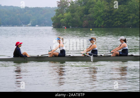 East Hampton, CT USA. Sep 2017. L'équipage d'Aviron croisière à la ligne de départ de la régate. Banque D'Images