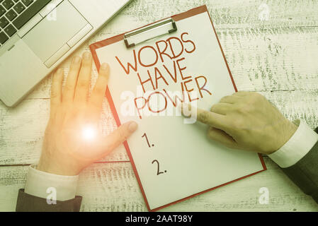 Signe texte montrant les mots ont un pouvoir. Photo d'entreprise de l'énergie texte capacité à guérir aider entraver humble et humilier la main près de l'outil d'écriture Banque D'Images
