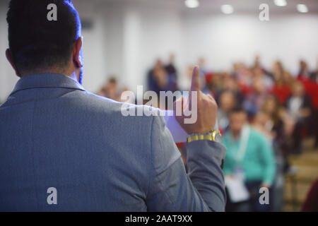 Groupe d'étudiants étudier avec le professeur en classe de l'école moderne Banque D'Images