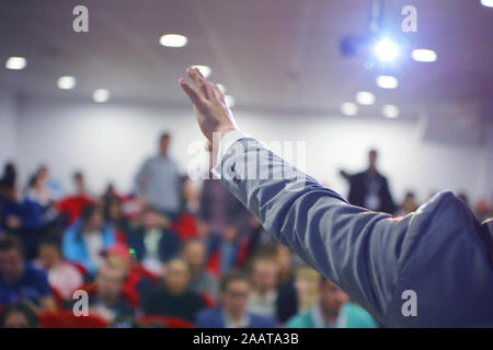 Groupe d'étudiants étudier avec le professeur en classe de l'école moderne Banque D'Images