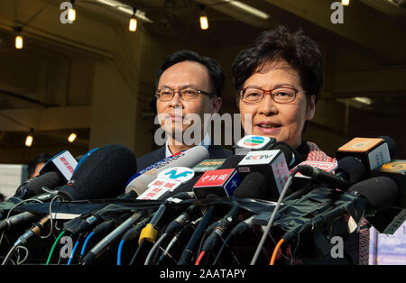 Hong Kong, Chine. 24 novembre 2019. Chef de l'exécutif, CARRIE LAM, voix dans l'élection du conseil de district et rencontre la presse. L'élection est prévue pour montrer Hongkongais vrai vues suite à 5 mois de protestations. Jayne Russell/Alamy Live News Banque D'Images