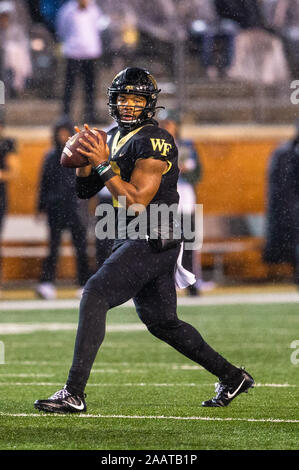 Winston-Salem, NC, USA. 23 Nov, 2019. Wake Forest Demon diacres quarterback Jamie Newman (12) ressemble à jeter dans le premier trimestre de l'ACC se rencontreront à BB&T Field à Winston-Salem, NC. (Scott Kinser/Cal Sport Media). Credit : csm/Alamy Live News Banque D'Images