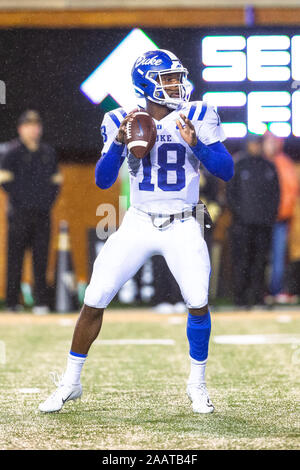 Winston-Salem, NC, USA. 23 Nov, 2019. Duke Blue Devils quarterback Quentin Harris (18) revient à jeter l'ACC se rencontreront à BB&T Field à Winston-Salem, NC. (Scott Kinser/Cal Sport Media). Credit : csm/Alamy Live News Banque D'Images