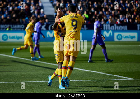 Saragosse, Espagne. 23 Nov, 2019. Samuel Umtiti (L) et Luis Suarez (R) de FC Barcelone célébrer un but durant le match de la Liga entre CD Leganes et le FC Barcelone au stade de Butarque à Leganes.(score final ; CD Leganes 1:2 FC Barcelone) Credit : SOPA/Alamy Images Limited Live News Banque D'Images