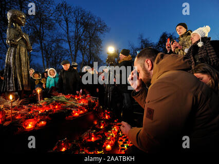 Les gens rendent hommage aux victimes de l'Holodomor de 1932-1933, un monument aux victimes de la Grande Famine.L'Ukraine marque le 86e anniversaire du début de l'Holodomor, la famine de l'ère soviétique, qui a tué des millions commandées par Joseph Staline ensuite. Banque D'Images