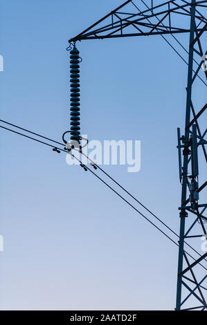 Gros plan d'électricité pylône détail avec fond bleu ciel du soir dans l'arrière-plan Banque D'Images