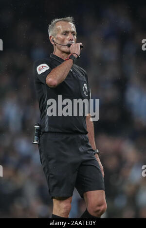 23 novembre 2019, stade Etihad, Manchester, Angleterre, Premier League, Manchester City v Chelsea : arbitre Martin Atkinson en action pendant la partie Crédit : Mark Cosgrove/News Images Banque D'Images