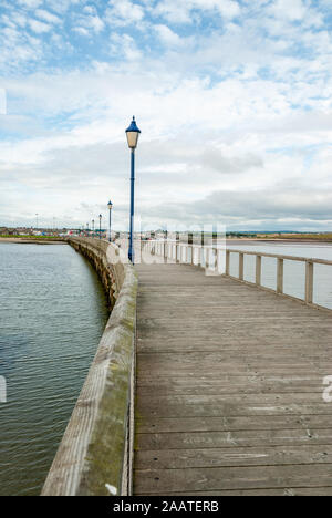 Vue vers le rivage le long d'une ancienne jetée en bois Anglais bordée de lampadaires Banque D'Images