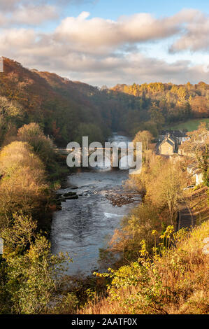 Le pont vert sur la rivière Swale comme vu du château à pied sur un après-midi d'automne dans la lumière du soleil d'or Banque D'Images