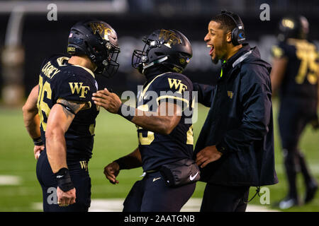 Winston-Salem, NC, USA. 23 Nov, 2019. Service Démon des forêts aux diacres d'utiliser de nouveau Cade Carney (36) célèbre son contact avec le running back Kenneth Walker III (25) et Kyle Assistant Perkins dans le quatrième trimestre de l'ACC se rencontreront à BB&T Field à Winston-Salem, NC. (Scott Kinser/Cal Sport Media). Credit : csm/Alamy Live News Banque D'Images