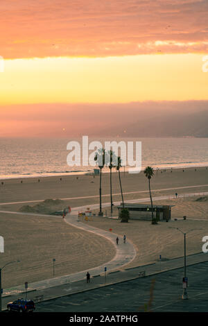 La promenade de Santa Monica se déroule le long de la plage au coucher du soleil. Banque D'Images