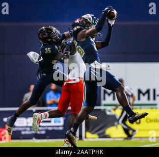 23 novembre 2019 : cellule arrière défensif des Panthers Dorian Hall (36) intercepte une passe destinée à Miami Hurricanes receveur K.J. Osborn (2), et assistés par les Panthers de la cellule arrière défensif Rishard Dames (35), au cours du deuxième trimestre d'un NCAA football match au Parc des Marlins de Miami, en Floride. Crf a gagné 30-24. Mario Houben/CSM Banque D'Images