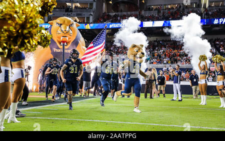 23 novembre 2019 : la cellule de l'équipe de football des Panthers de pénétrer sur le terrain, le plomb par la mascotte de CRF : Roary, en avant d'un NCAA football match contre les ouragans à Miami les Marlins Park à Miami, en Floride. Crf a gagné 30-24. Mario Houben/CSM Banque D'Images