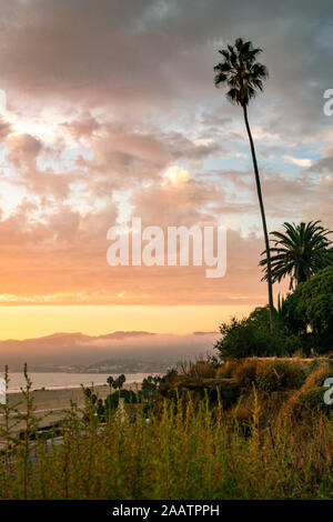 Vue sur la colline surplombant la plage de Santa Monica en Californie au coucher du soleil. Banque D'Images