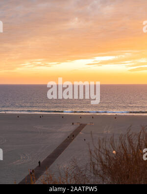 Plage de Santa Monica au coucher du soleil. Banque D'Images