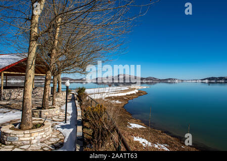 Paysages enneigés. Le lac Plastira sur l'hiver. Grèce Banque D'Images