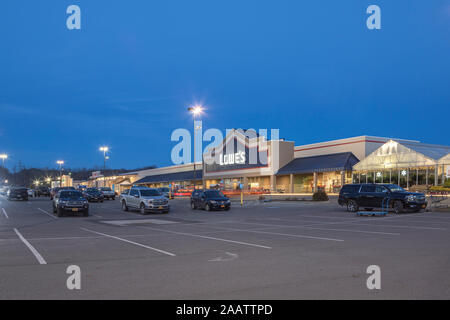 UTICA, NY, USA - NOV 23, 2019 - Vue de la nuit de Lowe's Companies, Inc. Lowe's est une entreprise de vente au détail spécialisée dans l'amélioration de l'habitat. Banque D'Images