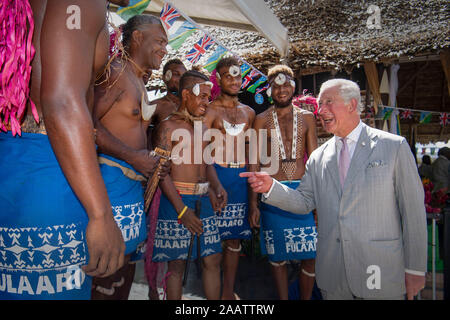 Le Prince de Galles parle aux danseurs, à l'Hôtel du Gouvernement à Honiara, le deuxième jour de la visite royale pour les Îles Salomon. PA Photo. Photo date : dimanche 24 novembre 2019. Voir PA story ROYALS Charles. Crédit photo doit se lire : Victoria Jones/PA Wire Banque D'Images