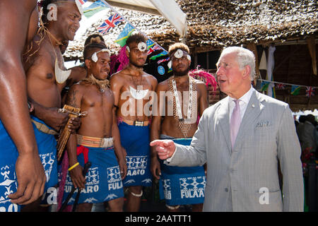 Le Prince de Galles parle aux danseurs, à l'Hôtel du Gouvernement à Honiara, le deuxième jour de la visite royale pour les Îles Salomon. PA Photo. Photo date : dimanche 24 novembre 2019. Voir PA story ROYALS Charles. Crédit photo doit se lire : Victoria Jones/PA Wire Banque D'Images