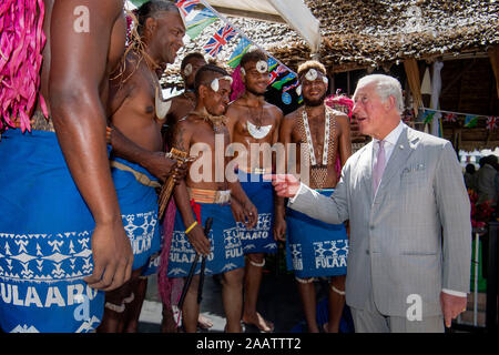 Le Prince de Galles parle aux danseurs, à l'Hôtel du Gouvernement à Honiara, le deuxième jour de la visite royale pour les Îles Salomon. PA Photo. Photo date : dimanche 24 novembre 2019. Voir PA story ROYALS Charles. Crédit photo doit se lire : Victoria Jones/PA Wire Banque D'Images