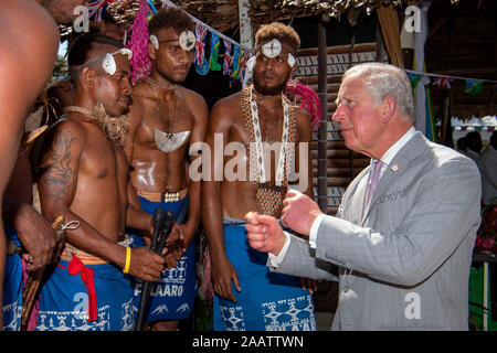 Le Prince de Galles parle aux danseurs, à l'Hôtel du Gouvernement à Honiara, le deuxième jour de la visite royale pour les Îles Salomon. PA Photo. Photo date : dimanche 24 novembre 2019. Voir PA story ROYALS Charles. Crédit photo doit se lire : Victoria Jones/PA Wire Banque D'Images