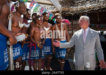 Le Prince de Galles parle aux danseurs, à l'Hôtel du Gouvernement à Honiara, le deuxième jour de la visite royale pour les Îles Salomon. PA Photo. Photo date : dimanche 24 novembre 2019. Voir PA story ROYALS Charles. Crédit photo doit se lire : Victoria Jones/PA Wire Banque D'Images