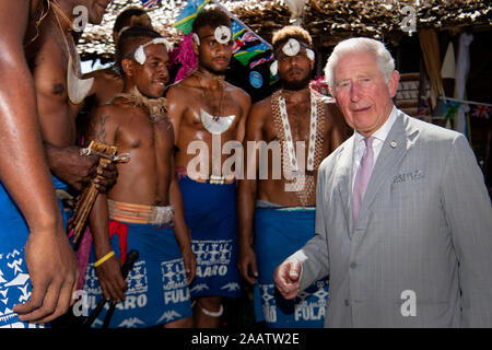 Le Prince de Galles parle aux danseurs, à l'Hôtel du Gouvernement à Honiara, le deuxième jour de la visite royale pour les Îles Salomon. PA Photo. Photo date : dimanche 24 novembre 2019. Voir PA story ROYALS Charles. Crédit photo doit se lire : Victoria Jones/PA Wire Banque D'Images