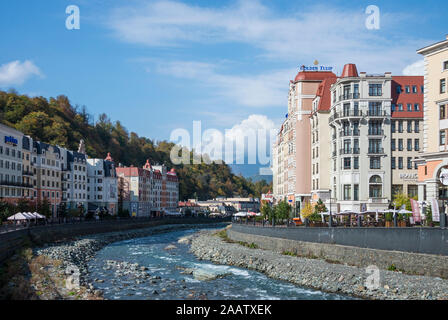 Cityscape Esto Sadok près de la Pierre Saint Martin, Sochi, Russie. Journée ensoleillée claire 26 Octobre 2019 Banque D'Images