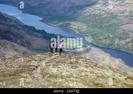 Trois hommes marchant sur Sgoilte Stob Coire à partir de la montagne écossaise 'Corbett Garbh Bheinn' au-dessus le Loch Leven, Highlands, Ecosse, Royaume-Uni. Banque D'Images