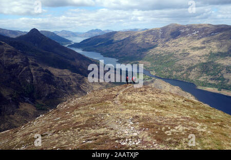 Trois hommes marchant sur Sgoilte Stob Coire à partir de la montagne écossaise 'Corbett Garbh Bheinn' au-dessus le Loch Leven, Highlands, Ecosse, Royaume-Uni. Banque D'Images